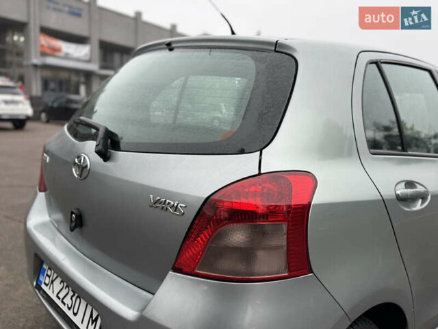 Серый Тойота Ярис, объемом двигателя 1.3 л и пробегом 150 тыс. км за 4600 $, фото 8 на Automoto.ua