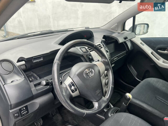 Сірий Тойота Яріс, об'ємом двигуна 1.3 л та пробігом 233 тис. км за 4800 $, фото 30 на Automoto.ua