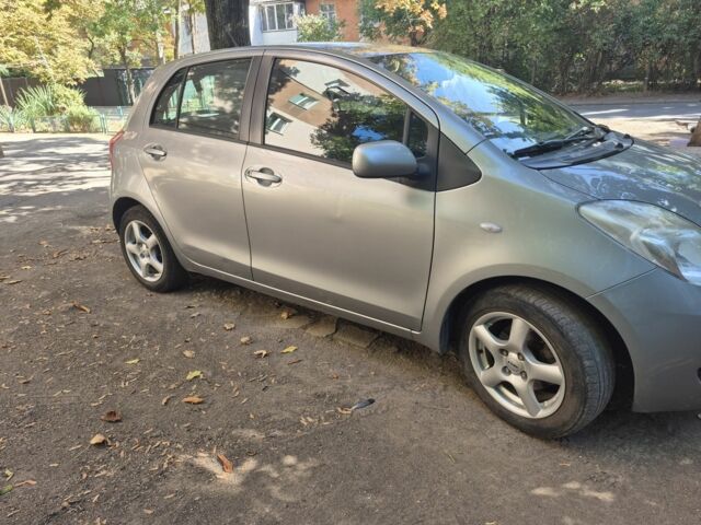 Серый Тойота Ярис, объемом двигателя 1.3 л и пробегом 187 тыс. км за 4700 $, фото 1 на Automoto.ua