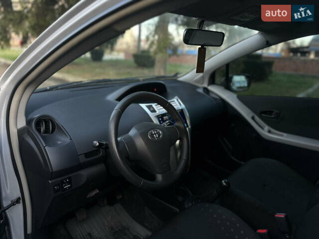 Сірий Тойота Яріс, об'ємом двигуна 1.3 л та пробігом 264 тис. км за 4500 $, фото 32 на Automoto.ua