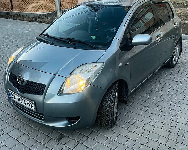 Серый Тойота Ярис, объемом двигателя 1.4 л и пробегом 275 тыс. км за 6400 $, фото 2 на Automoto.ua