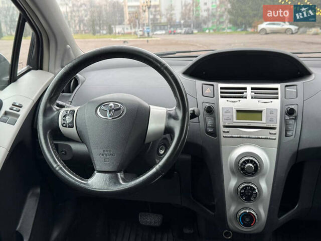 Сірий Тойота Яріс, об'ємом двигуна 1.3 л та пробігом 152 тис. км за 4850 $, фото 51 на Automoto.ua