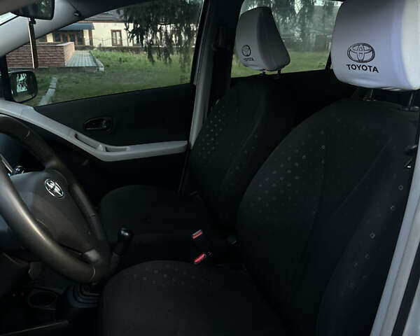 Сірий Тойота Яріс, об'ємом двигуна 1.3 л та пробігом 264 тис. км за 4500 $, фото 31 на Automoto.ua