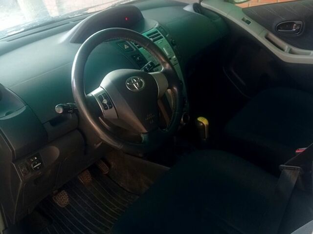 Сірий Тойота Яріс, об'ємом двигуна 1.4 л та пробігом 193 тис. км за 5800 $, фото 3 на Automoto.ua