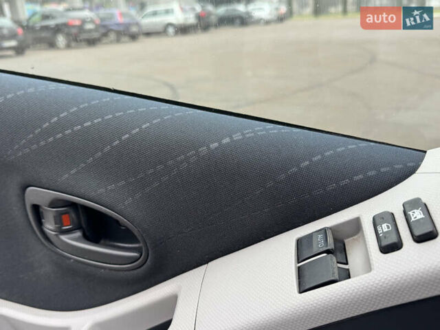 Серый Тойота Ярис, объемом двигателя 1.3 л и пробегом 150 тыс. км за 4600 $, фото 45 на Automoto.ua