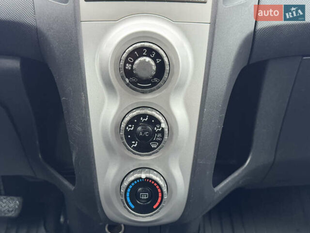 Серый Тойота Ярис, объемом двигателя 1.3 л и пробегом 150 тыс. км за 4600 $, фото 53 на Automoto.ua