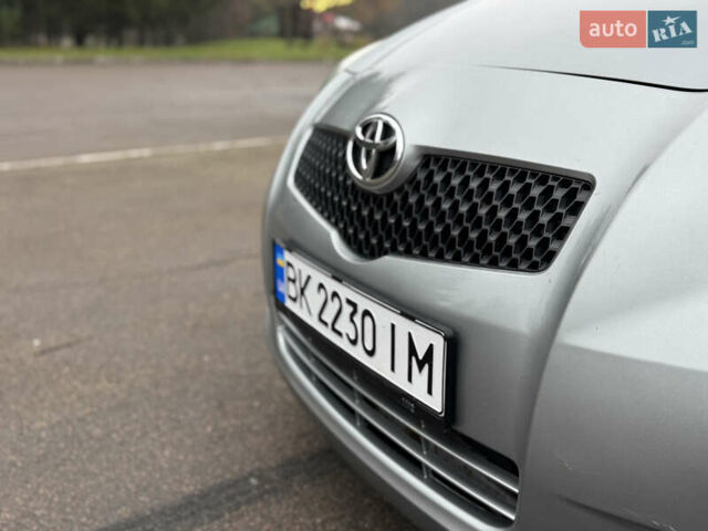 Серый Тойота Ярис, объемом двигателя 1.3 л и пробегом 150 тыс. км за 4600 $, фото 21 на Automoto.ua