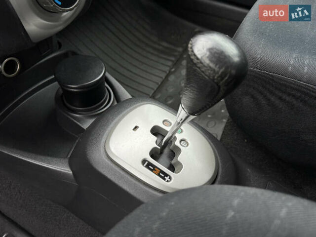 Серый Тойота Ярис, объемом двигателя 1.3 л и пробегом 150 тыс. км за 4600 $, фото 49 на Automoto.ua