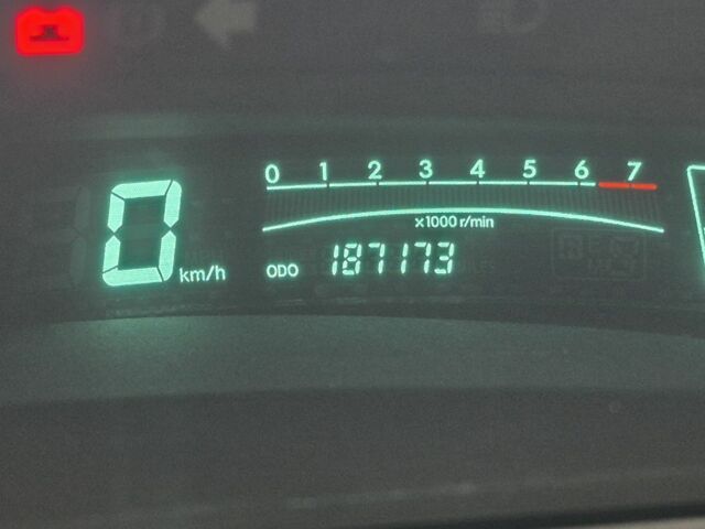 Серый Тойота Ярис, объемом двигателя 1.3 л и пробегом 187 тыс. км за 4700 $, фото 4 на Automoto.ua