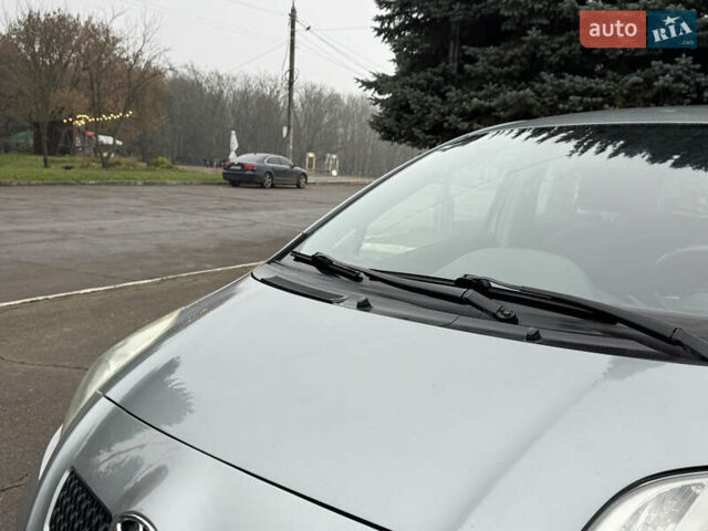 Серый Тойота Ярис, объемом двигателя 1.3 л и пробегом 150 тыс. км за 4600 $, фото 22 на Automoto.ua