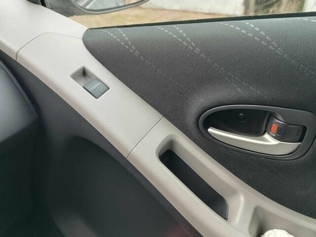 Серый Тойота Ярис, объемом двигателя 1.3 л и пробегом 172 тыс. км за 6200 $, фото 12 на Automoto.ua