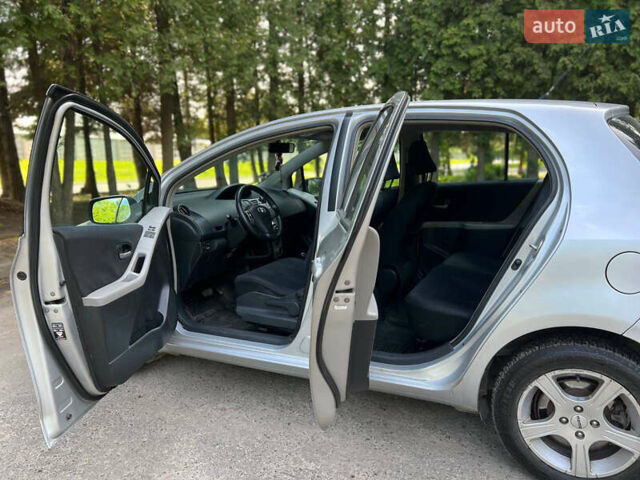 Серый Тойота Ярис, объемом двигателя 1.4 л и пробегом 230 тыс. км за 5700 $, фото 2 на Automoto.ua