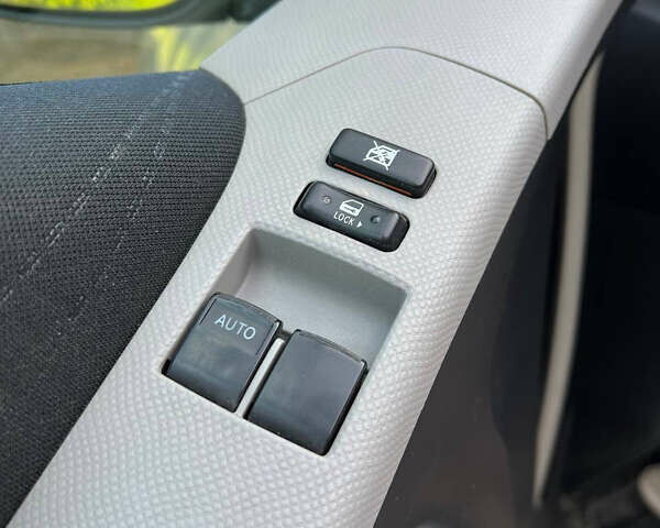 Серый Тойота Ярис, объемом двигателя 1.4 л и пробегом 230 тыс. км за 5700 $, фото 23 на Automoto.ua