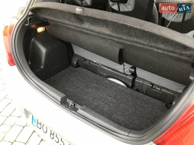 Серый Тойота Ярис, объемом двигателя 1 л и пробегом 186 тыс. км за 3920 $, фото 7 на Automoto.ua