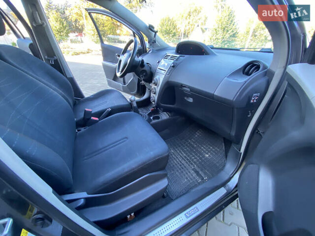 Серый Тойота Ярис, объемом двигателя 1.3 л и пробегом 226 тыс. км за 4400 $, фото 7 на Automoto.ua