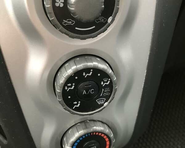 Серый Тойота Ярис, объемом двигателя 1 л и пробегом 186 тыс. км за 3920 $, фото 4 на Automoto.ua