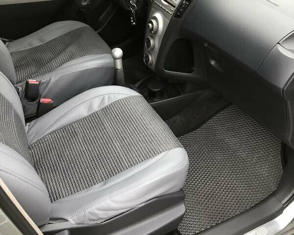 Серый Тойота Ярис, объемом двигателя 1 л и пробегом 186 тыс. км за 3920 $, фото 18 на Automoto.ua