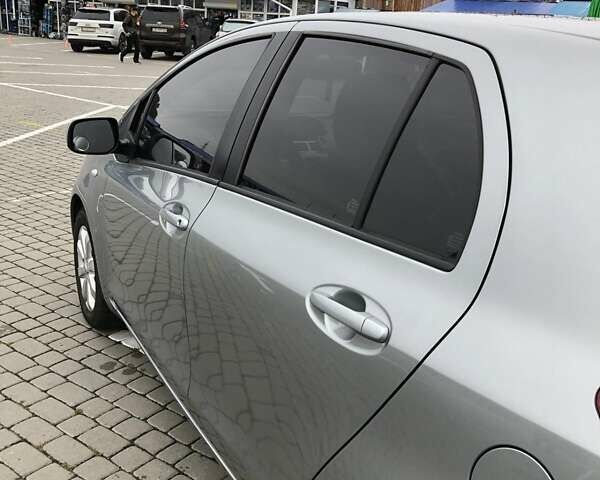 Серый Тойота Ярис, объемом двигателя 1 л и пробегом 184 тыс. км за 4200 $, фото 1 на Automoto.ua