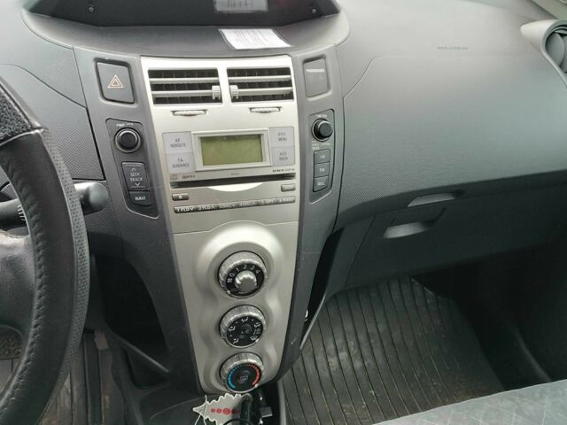 Серый Тойота Ярис, объемом двигателя 1.3 л и пробегом 172 тыс. км за 6200 $, фото 10 на Automoto.ua