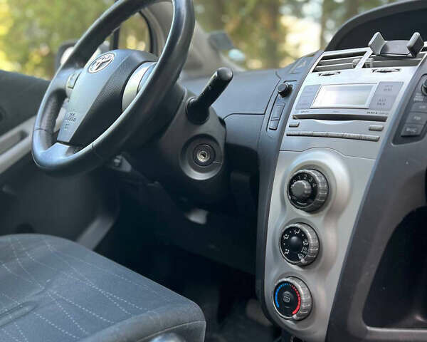 Серый Тойота Ярис, объемом двигателя 1.4 л и пробегом 230 тыс. км за 5700 $, фото 15 на Automoto.ua