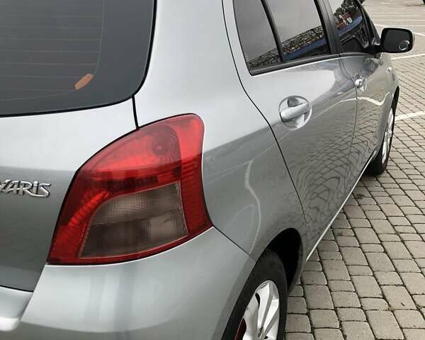 Серый Тойота Ярис, объемом двигателя 1 л и пробегом 186 тыс. км за 3920 $, фото 22 на Automoto.ua