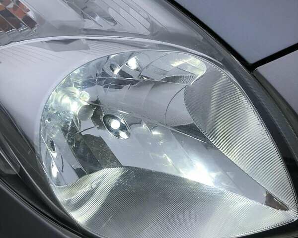 Серый Тойота Ярис, объемом двигателя 1 л и пробегом 186 тыс. км за 3920 $, фото 12 на Automoto.ua