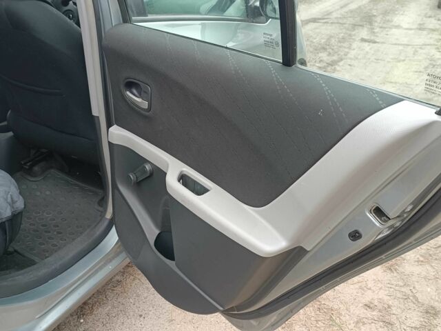 Серый Тойота Ярис, объемом двигателя 1.3 л и пробегом 172 тыс. км за 6200 $, фото 19 на Automoto.ua