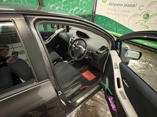 Серый Тойота Ярис, объемом двигателя 0 л и пробегом 166 тыс. км за 4000 $, фото 3 на Automoto.ua