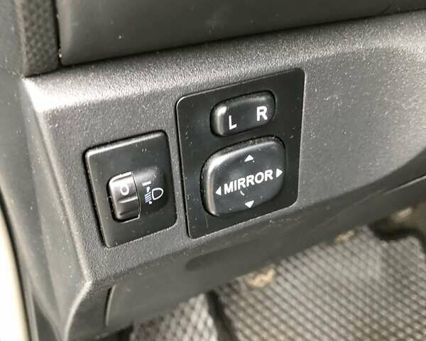 Серый Тойота Ярис, объемом двигателя 1 л и пробегом 186 тыс. км за 3920 $, фото 10 на Automoto.ua