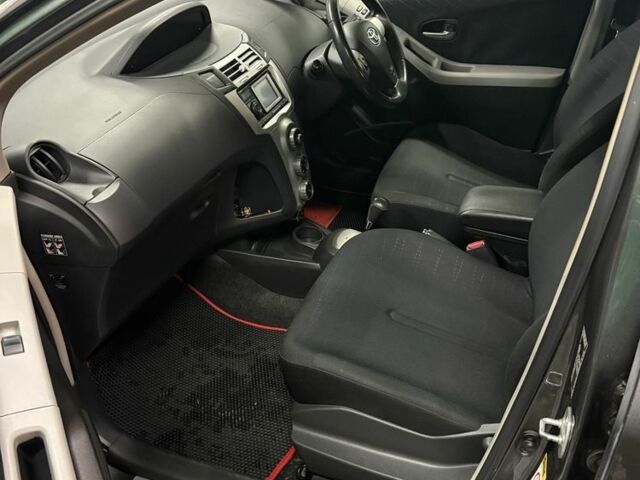 Серый Тойота Ярис, объемом двигателя 0 л и пробегом 166 тыс. км за 4000 $, фото 2 на Automoto.ua