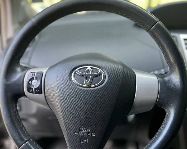 Серый Тойота Ярис, объемом двигателя 1.4 л и пробегом 230 тыс. км за 5700 $, фото 25 на Automoto.ua