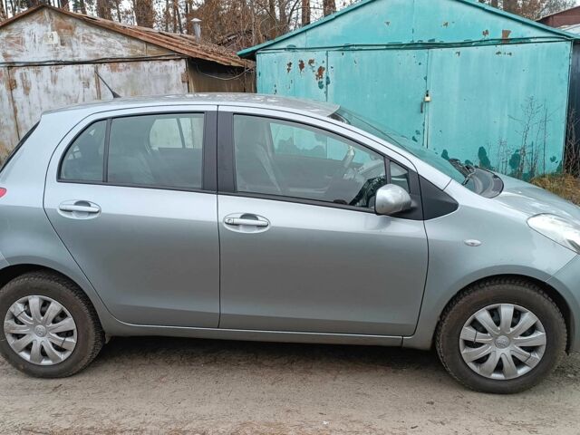 Серый Тойота Ярис, объемом двигателя 1.3 л и пробегом 172 тыс. км за 6200 $, фото 2 на Automoto.ua