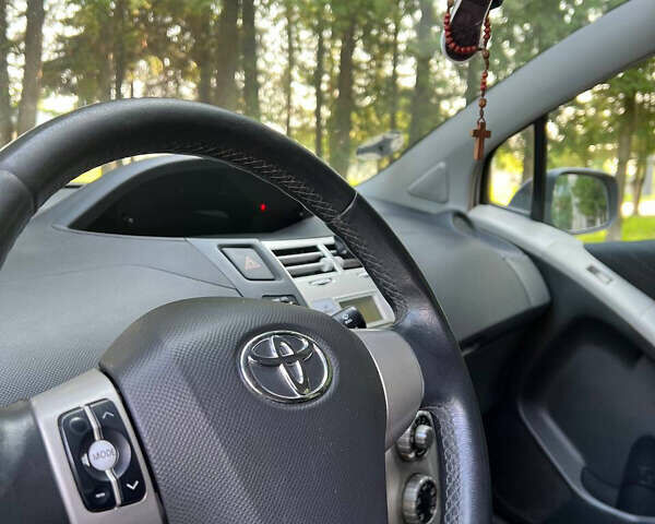 Серый Тойота Ярис, объемом двигателя 1.4 л и пробегом 230 тыс. км за 5700 $, фото 12 на Automoto.ua