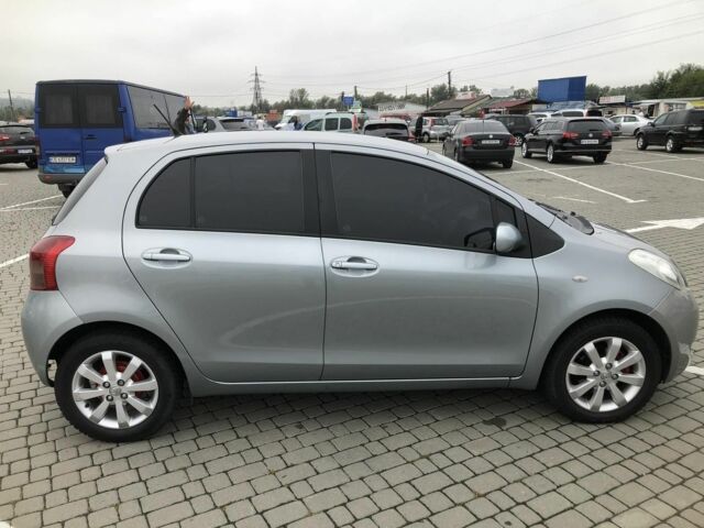 Сірий Тойота Яріс, об'ємом двигуна 1 л та пробігом 185 тис. км за 3950 $, фото 2 на Automoto.ua