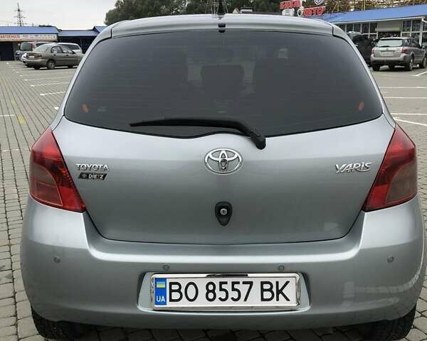 Серый Тойота Ярис, объемом двигателя 1 л и пробегом 186 тыс. км за 3920 $, фото 1 на Automoto.ua