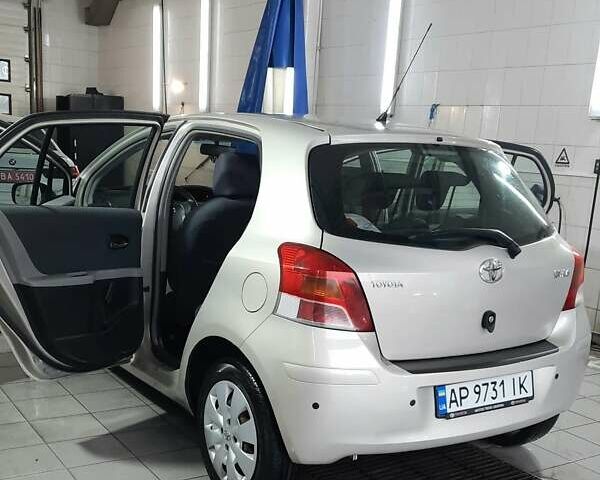 Сірий Тойота Яріс, об'ємом двигуна 1.3 л та пробігом 169 тис. км за 6200 $, фото 1 на Automoto.ua
