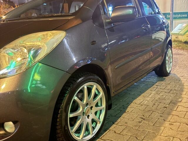 Серый Тойота Ярис, объемом двигателя 0 л и пробегом 166 тыс. км за 4000 $, фото 7 на Automoto.ua