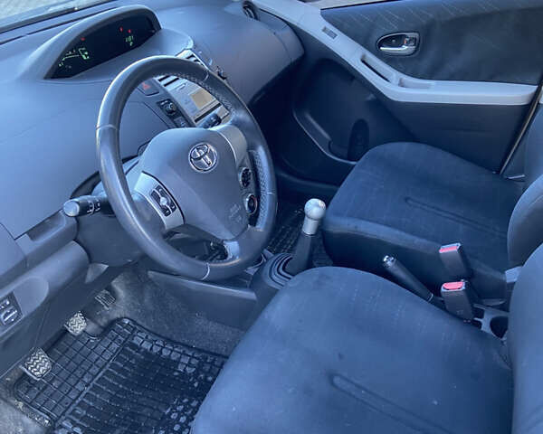 Серый Тойота Ярис, объемом двигателя 1.3 л и пробегом 226 тыс. км за 4400 $, фото 6 на Automoto.ua