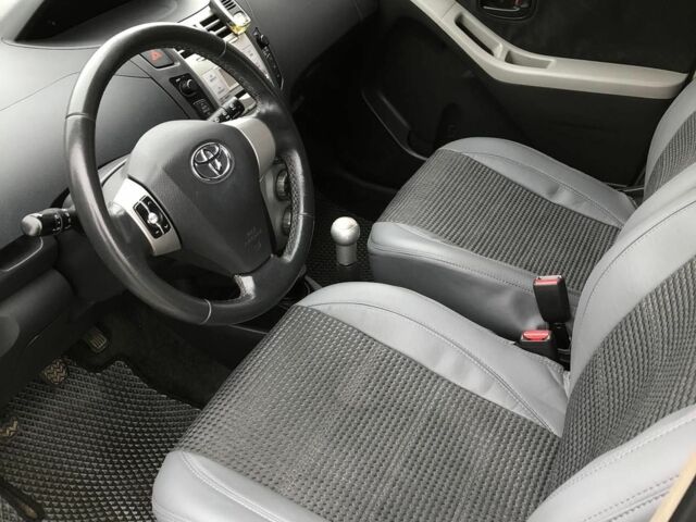 Сірий Тойота Яріс, об'ємом двигуна 1 л та пробігом 185 тис. км за 3950 $, фото 10 на Automoto.ua