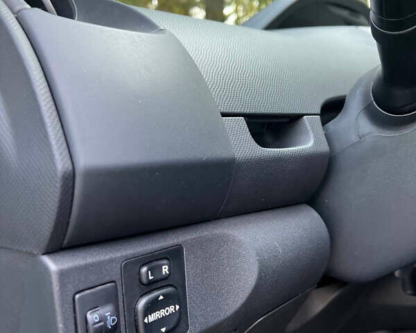 Серый Тойота Ярис, объемом двигателя 1.4 л и пробегом 230 тыс. км за 5700 $, фото 11 на Automoto.ua