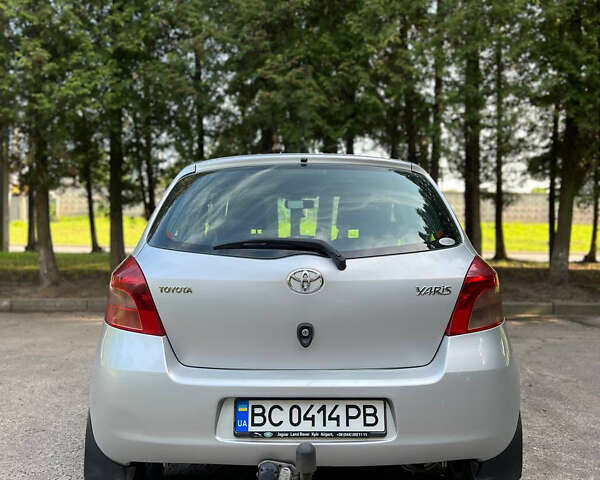 Серый Тойота Ярис, объемом двигателя 1.4 л и пробегом 230 тыс. км за 5700 $, фото 3 на Automoto.ua