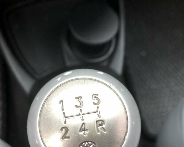 Серый Тойота Ярис, объемом двигателя 1 л и пробегом 186 тыс. км за 3920 $, фото 3 на Automoto.ua