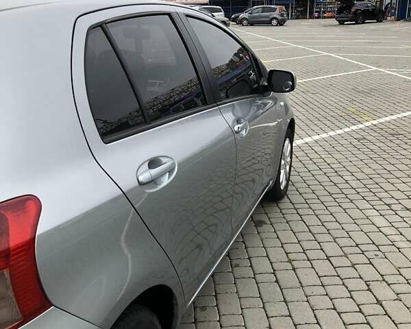 Серый Тойота Ярис, объемом двигателя 1 л и пробегом 186 тыс. км за 3920 $, фото 8 на Automoto.ua