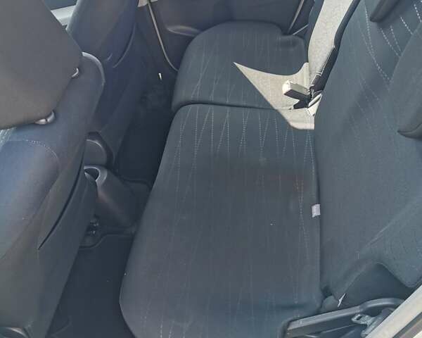 Серый Тойота Ярис, объемом двигателя 1.36 л и пробегом 301 тыс. км за 5300 $, фото 8 на Automoto.ua