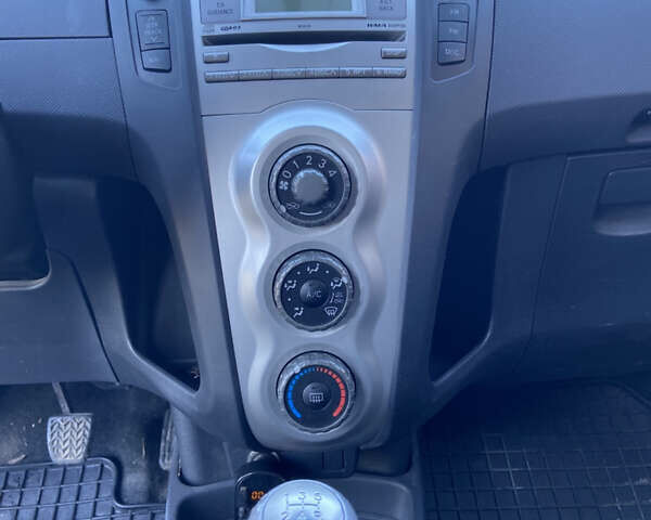 Серый Тойота Ярис, объемом двигателя 1.3 л и пробегом 226 тыс. км за 4400 $, фото 9 на Automoto.ua