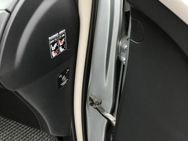 Сірий Тойота Яріс, об'ємом двигуна 1 л та пробігом 185 тис. км за 3950 $, фото 18 на Automoto.ua