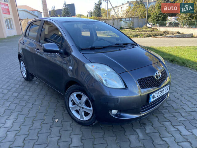 Серый Тойота Ярис, объемом двигателя 1.3 л и пробегом 226 тыс. км за 4400 $, фото 1 на Automoto.ua