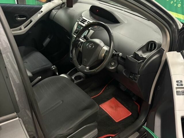 Серый Тойота Ярис, объемом двигателя 0 л и пробегом 166 тыс. км за 4000 $, фото 1 на Automoto.ua