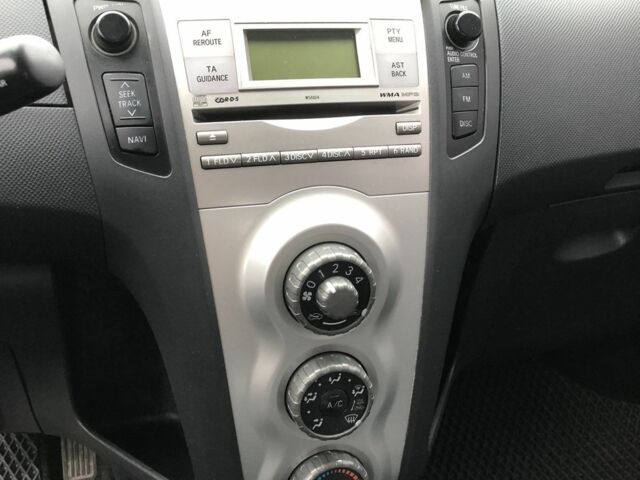 Сірий Тойота Яріс, об'ємом двигуна 1 л та пробігом 185 тис. км за 3950 $, фото 11 на Automoto.ua