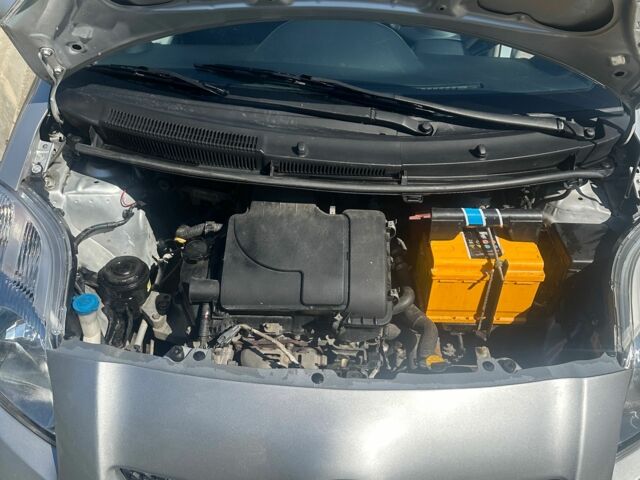 Серый Тойота Ярис, объемом двигателя 1 л и пробегом 115 тыс. км за 4200 $, фото 11 на Automoto.ua